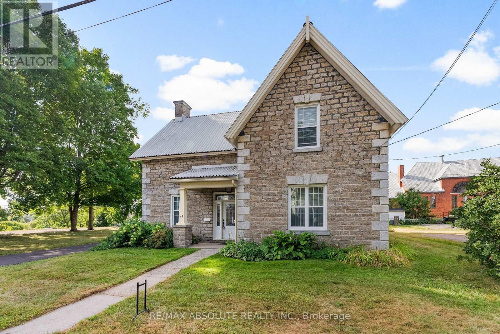 24 Ottawa Street, Arnprior, Ontario  K7S 1W8 - Photo 3 - X12359577