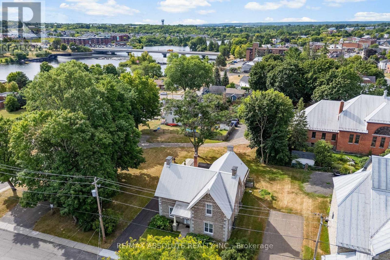 24 Ottawa Street, Arnprior, Ontario  K7S 1W8 - Photo 5 - X12359577