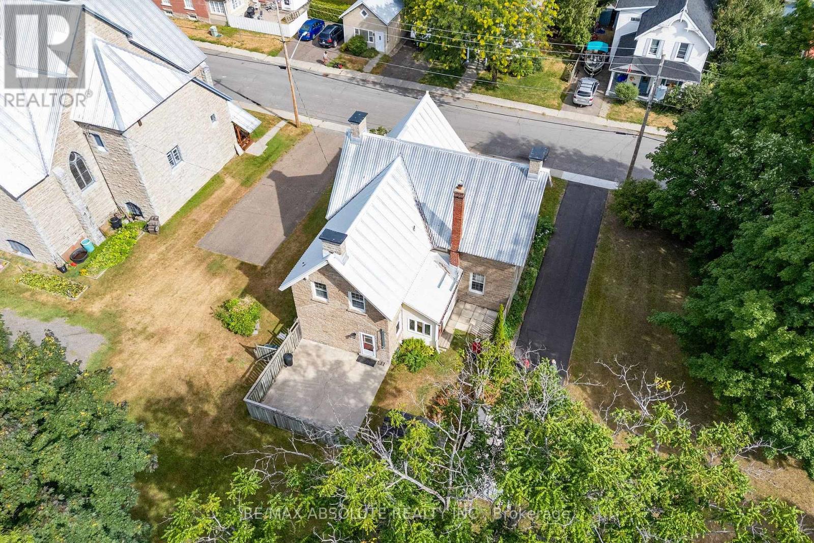 24 Ottawa Street, Arnprior, Ontario  K7S 1W8 - Photo 6 - X12359577
