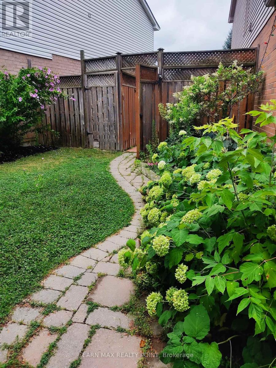 4 Stone Street, Halton Hills, Ontario  L7G 5W6 - Photo 2 - W12359560