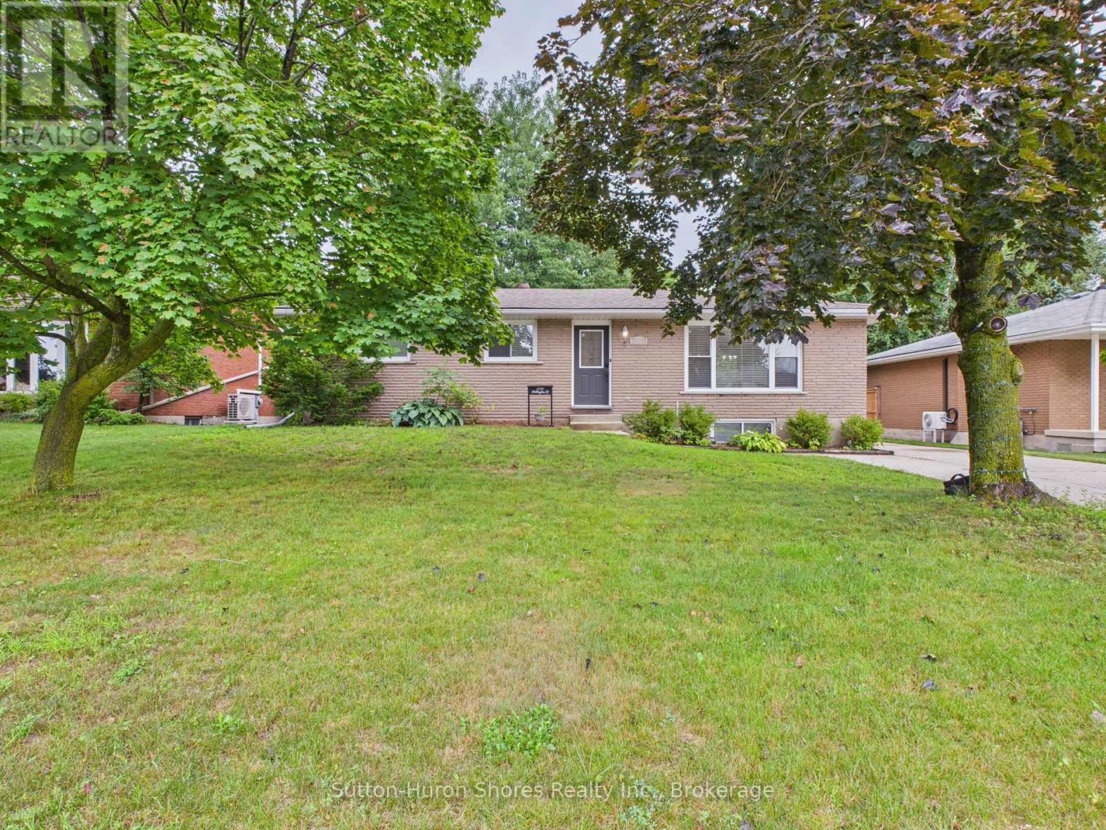 1049 WELLINGTON STREET, Saugeen Shores, Ontario