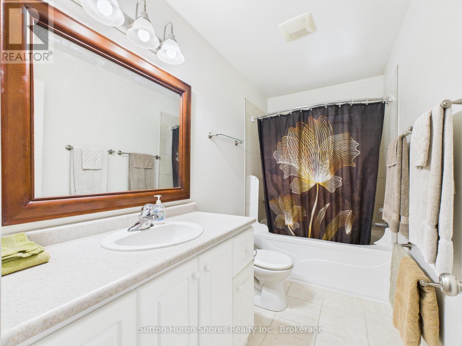1049 Wellington Street, Saugeen Shores, Ontario  N0H 2C3 - Photo 10 - X12359601