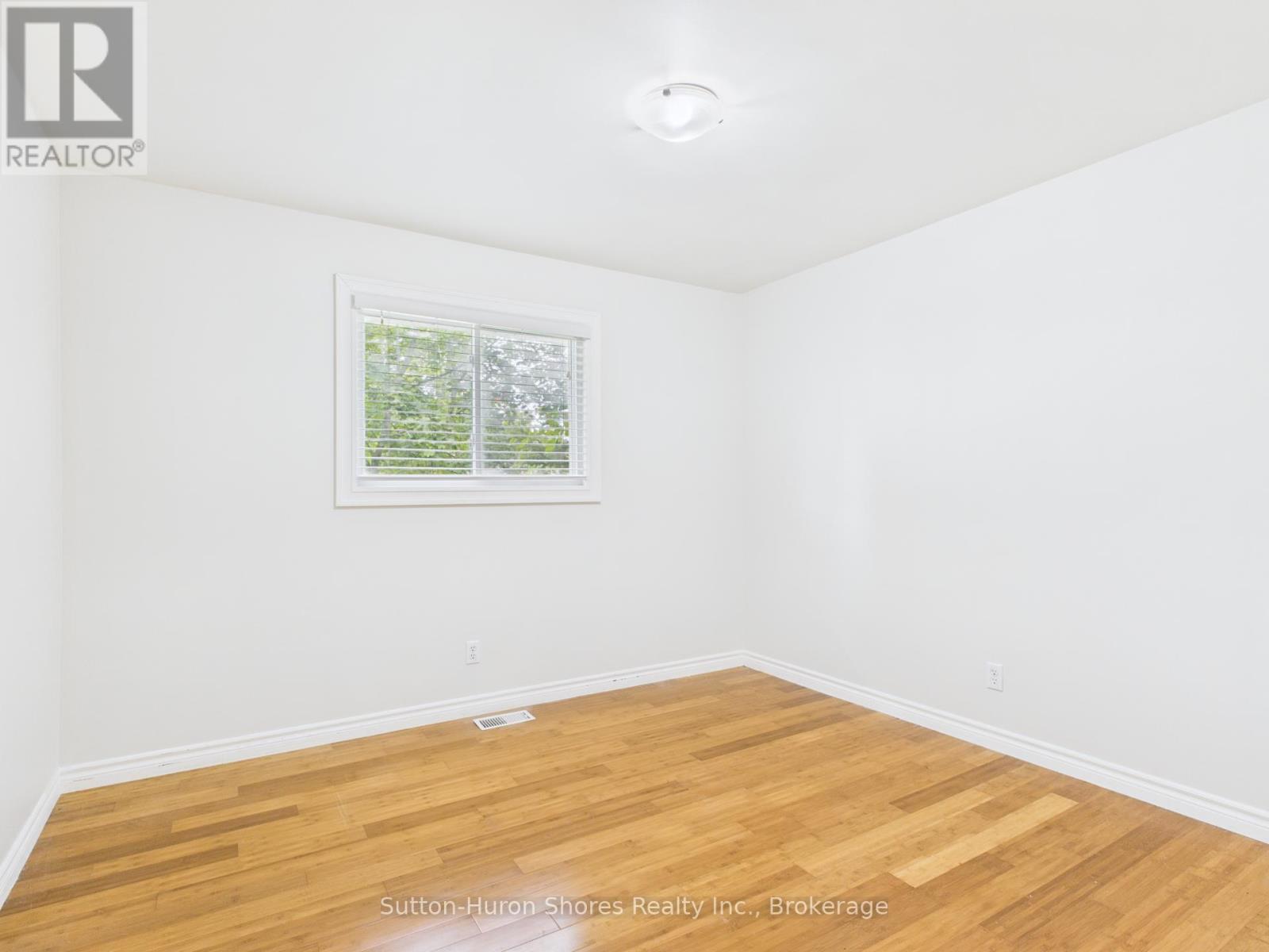1049 Wellington Street, Saugeen Shores, Ontario  N0H 2C3 - Photo 11 - X12359601