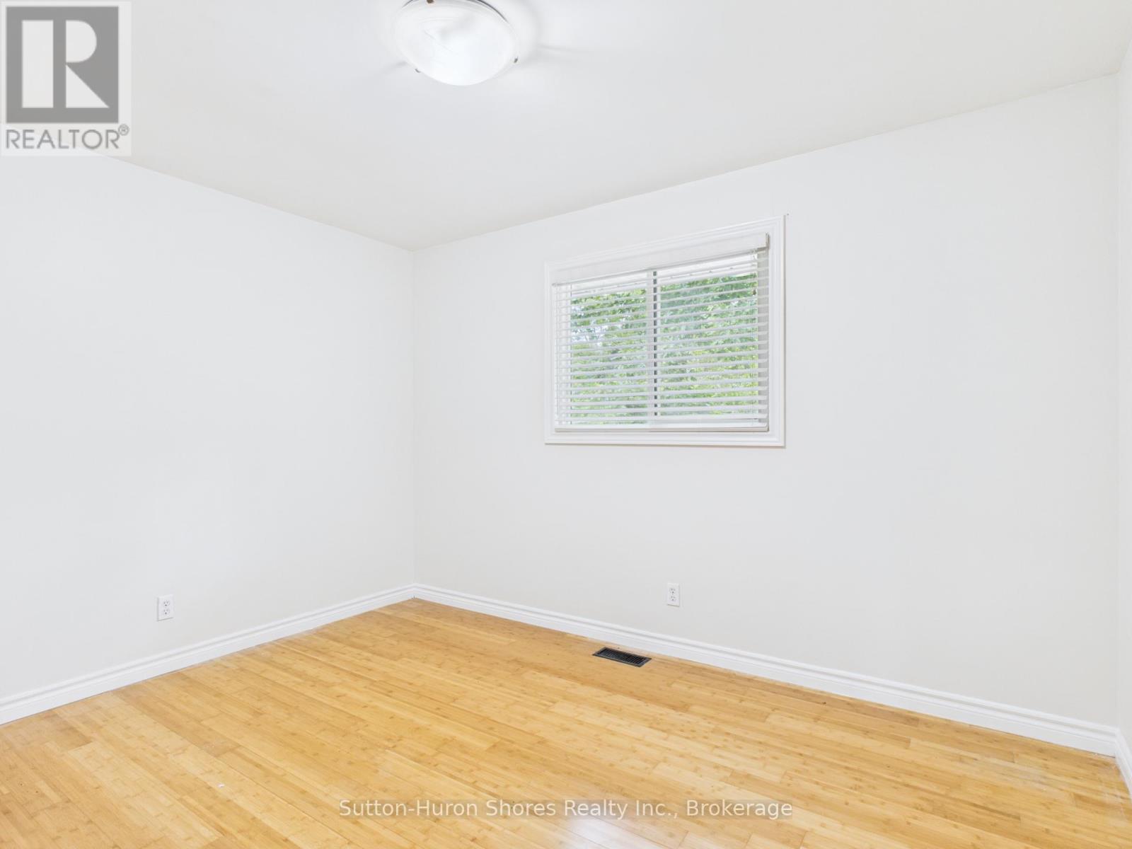 1049 Wellington Street, Saugeen Shores, Ontario  N0H 2C3 - Photo 12 - X12359601