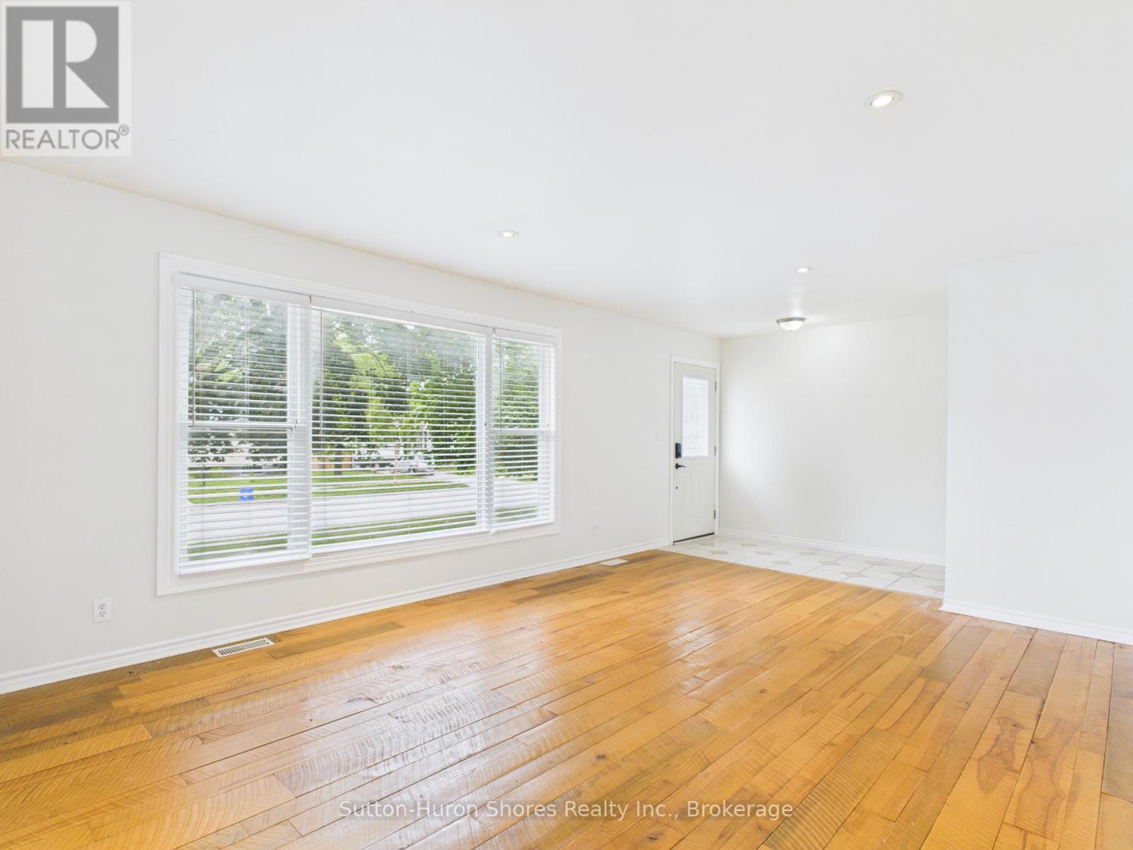 1049 Wellington Street, Saugeen Shores, Ontario  N0H 2C3 - Photo 14 - X12359601
