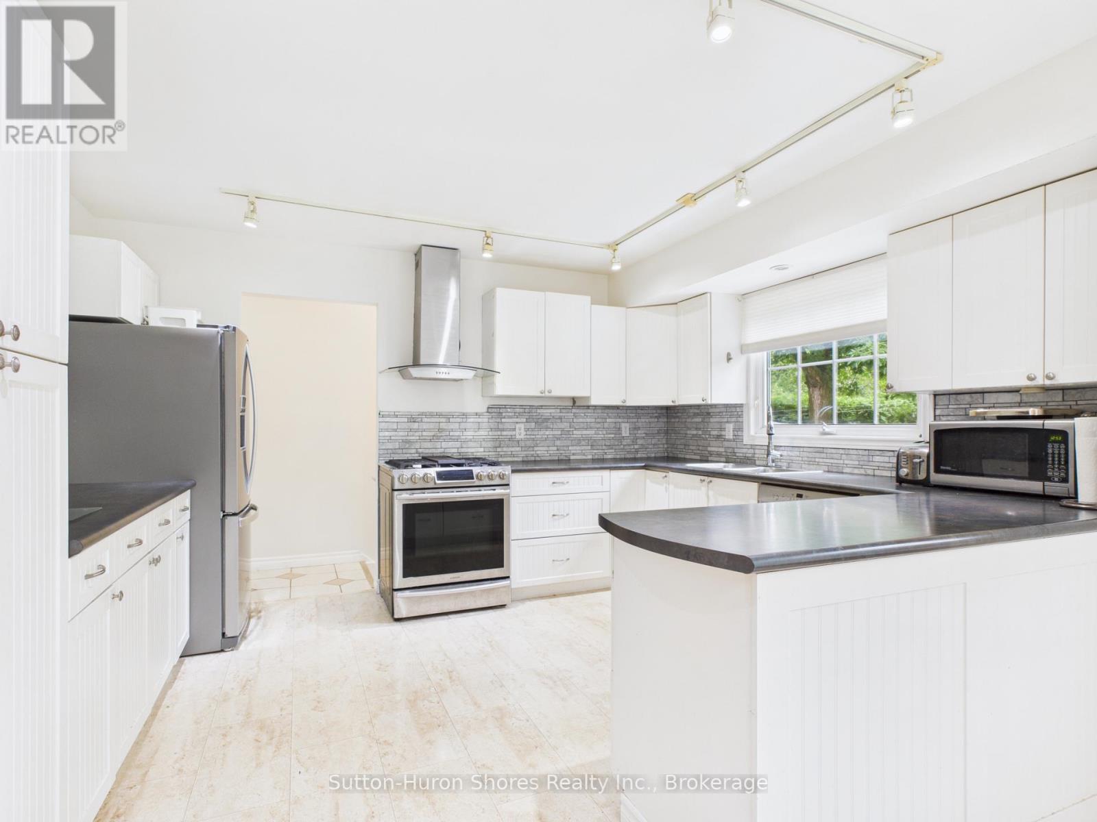 1049 Wellington Street, Saugeen Shores, Ontario  N0H 2C3 - Photo 15 - X12359601