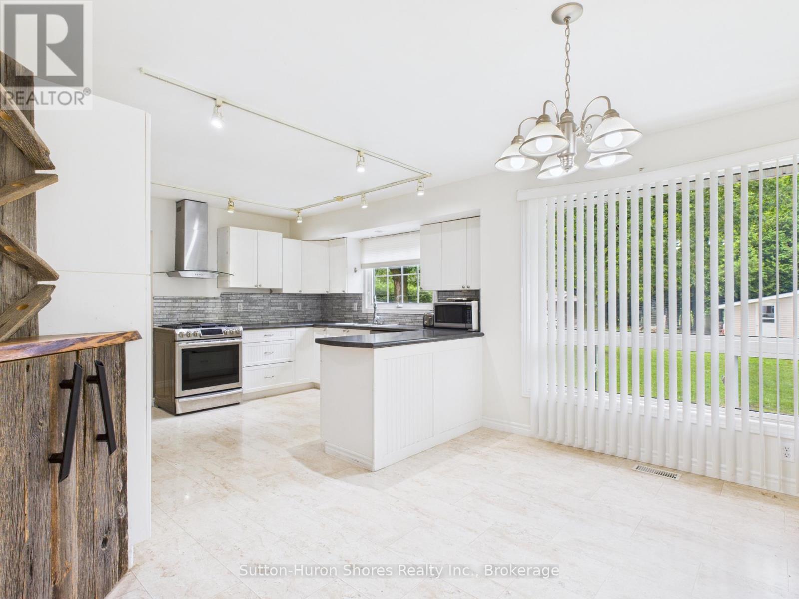 1049 Wellington Street, Saugeen Shores, Ontario  N0H 2C3 - Photo 16 - X12359601