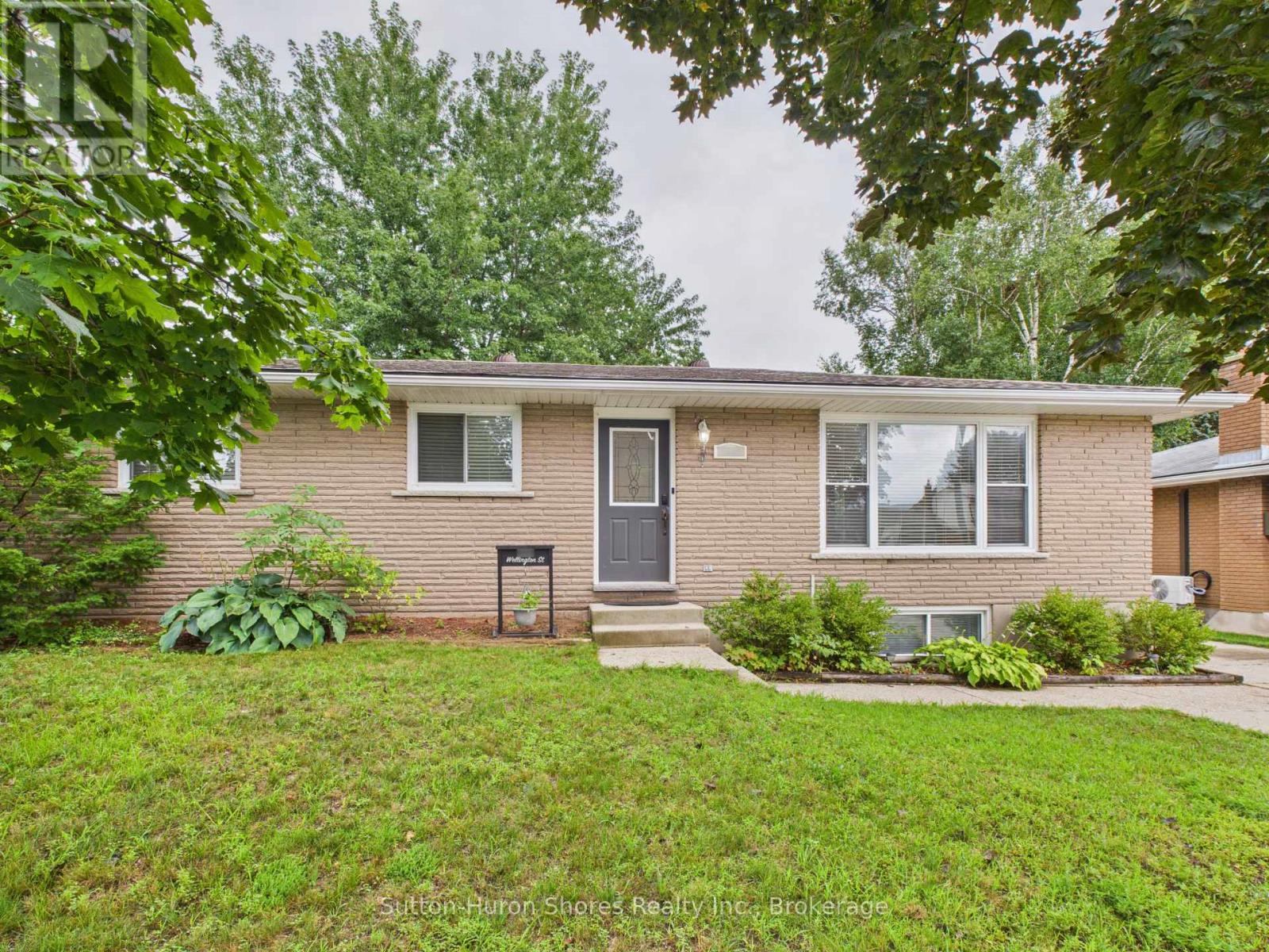 1049 Wellington Street, Saugeen Shores, Ontario  N0H 2C3 - Photo 2 - X12359601