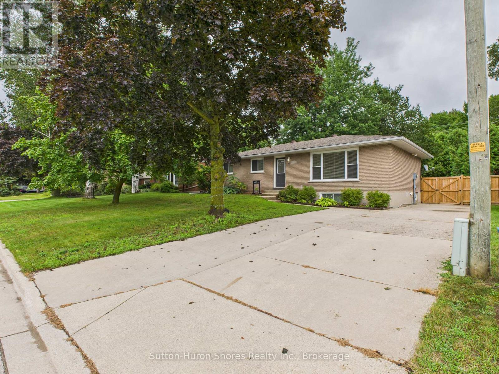 1049 Wellington Street, Saugeen Shores, Ontario  N0H 2C3 - Photo 3 - X12359601