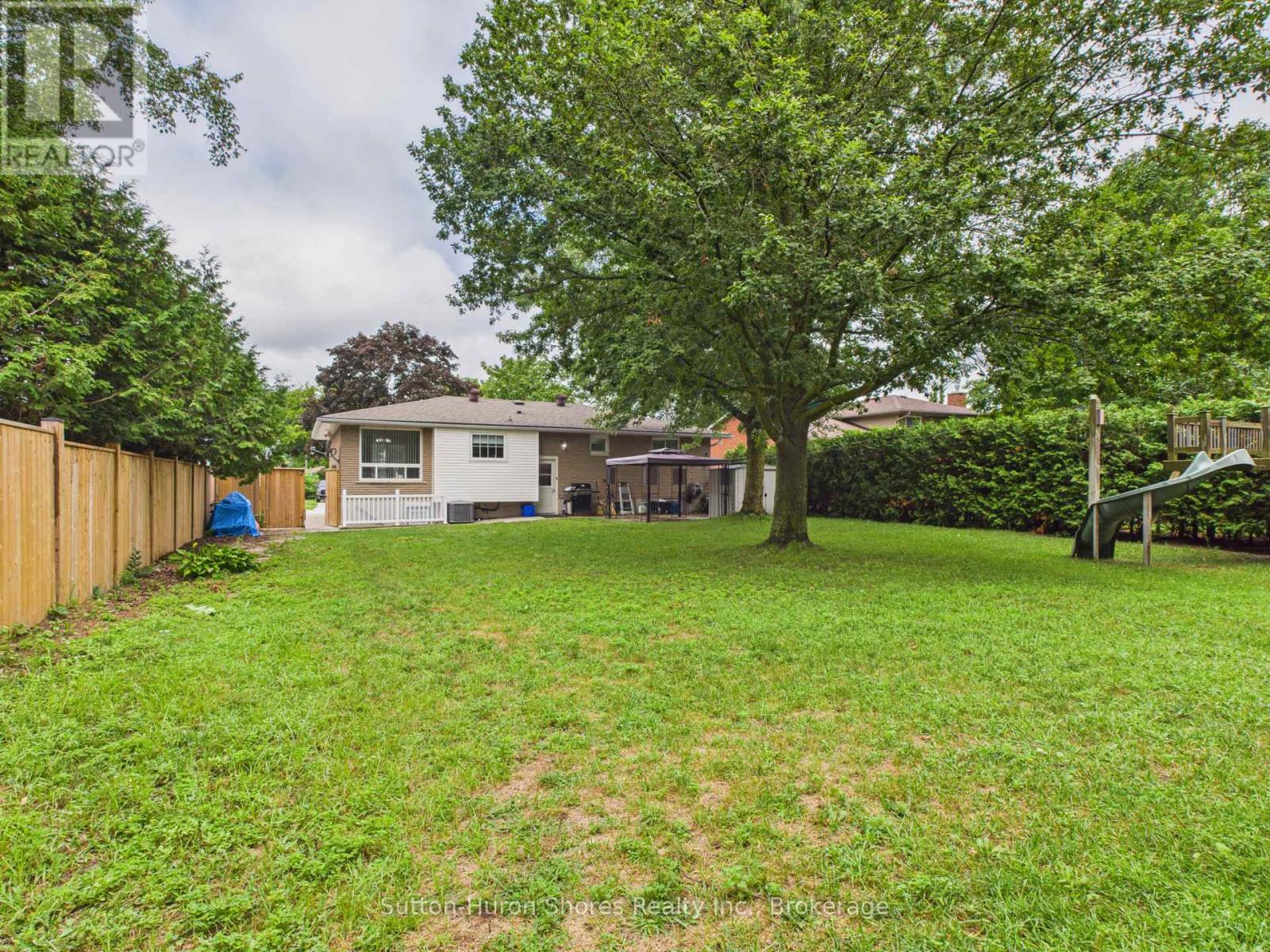 1049 Wellington Street, Saugeen Shores, Ontario  N0H 2C3 - Photo 5 - X12359601