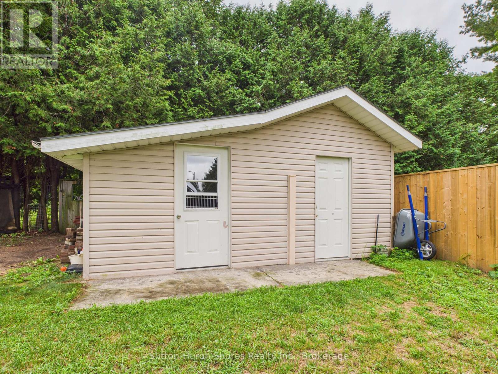 1049 Wellington Street, Saugeen Shores, Ontario  N0H 2C3 - Photo 7 - X12359601