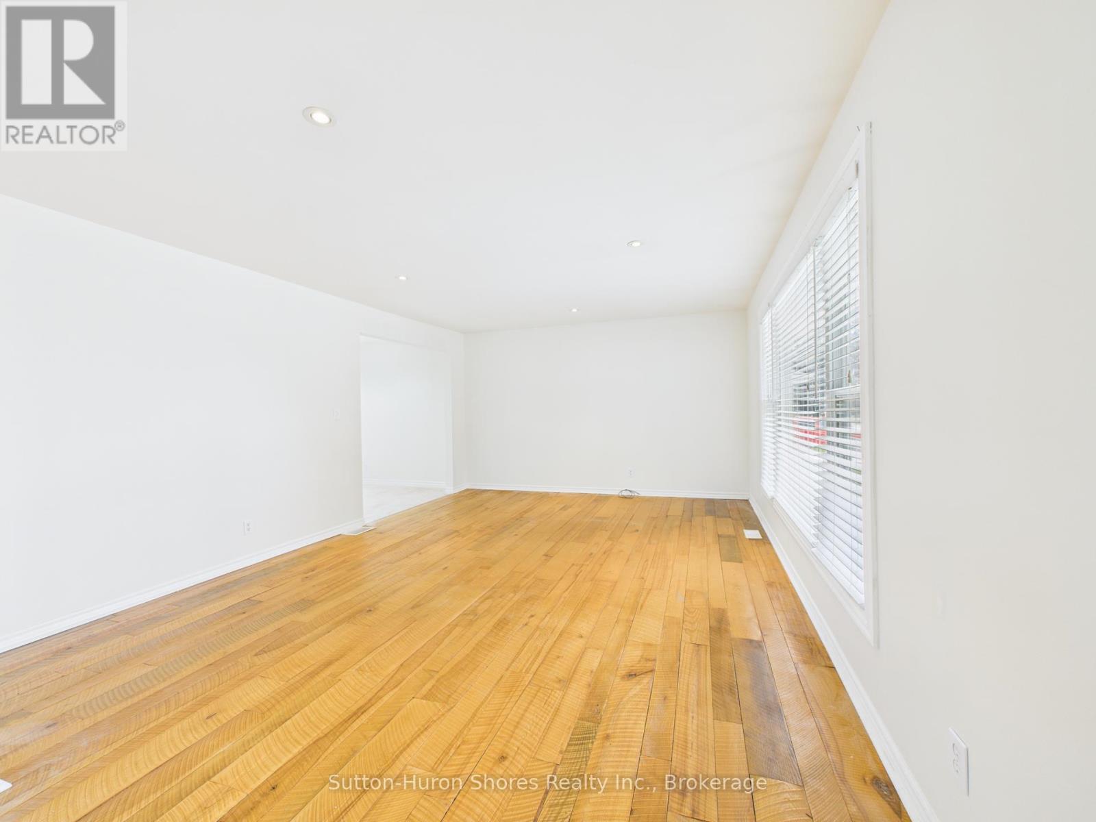 1049 Wellington Street, Saugeen Shores, Ontario  N0H 2C3 - Photo 9 - X12359601