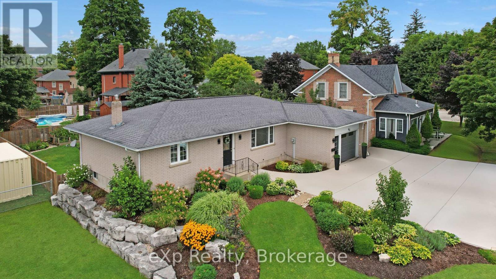 40 Arthur Street W, Minto, Ontario  N0G 1Z0 - Photo 2 - X12359605