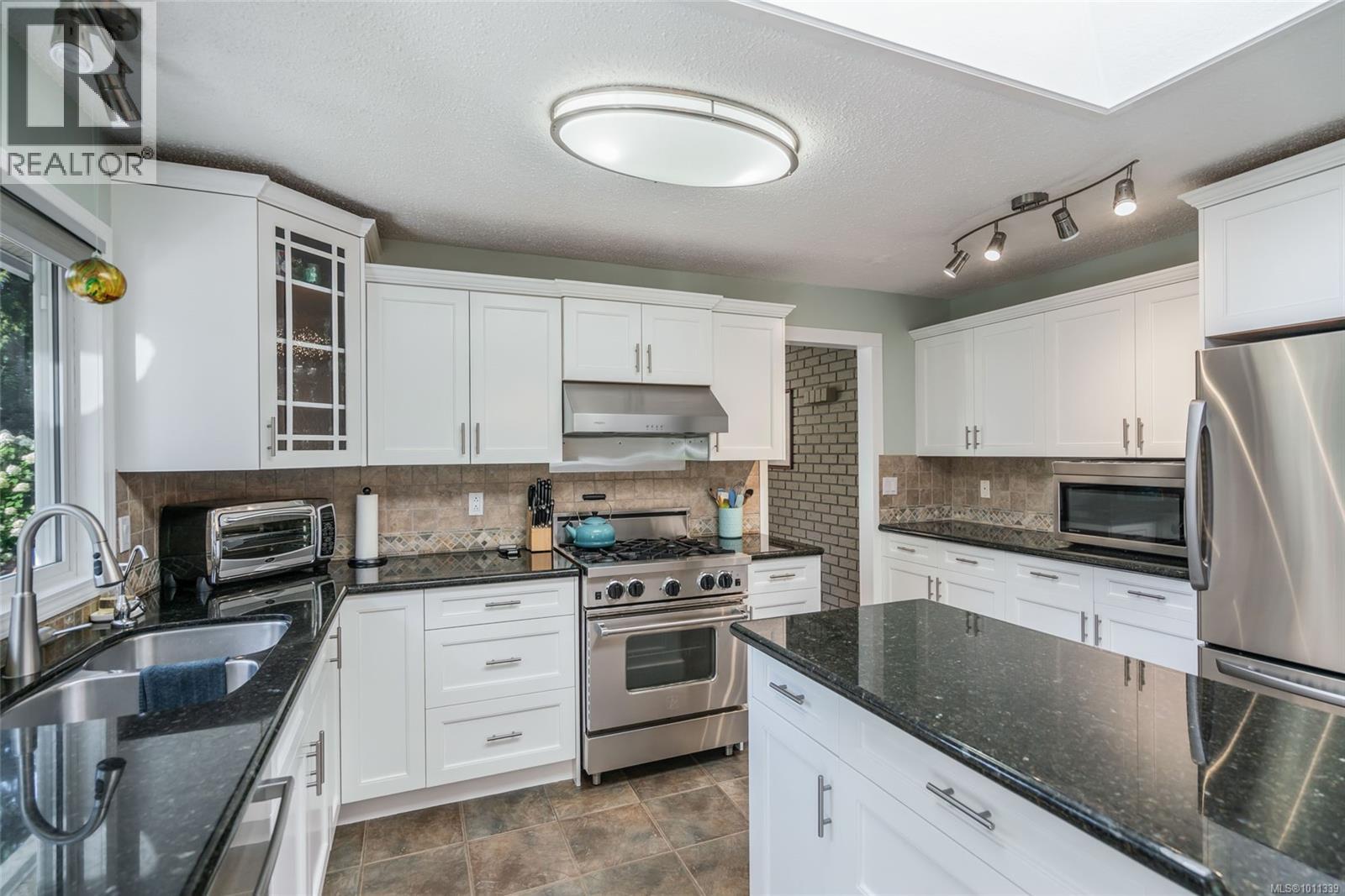 Property at 7955 Northwind Dr image 3