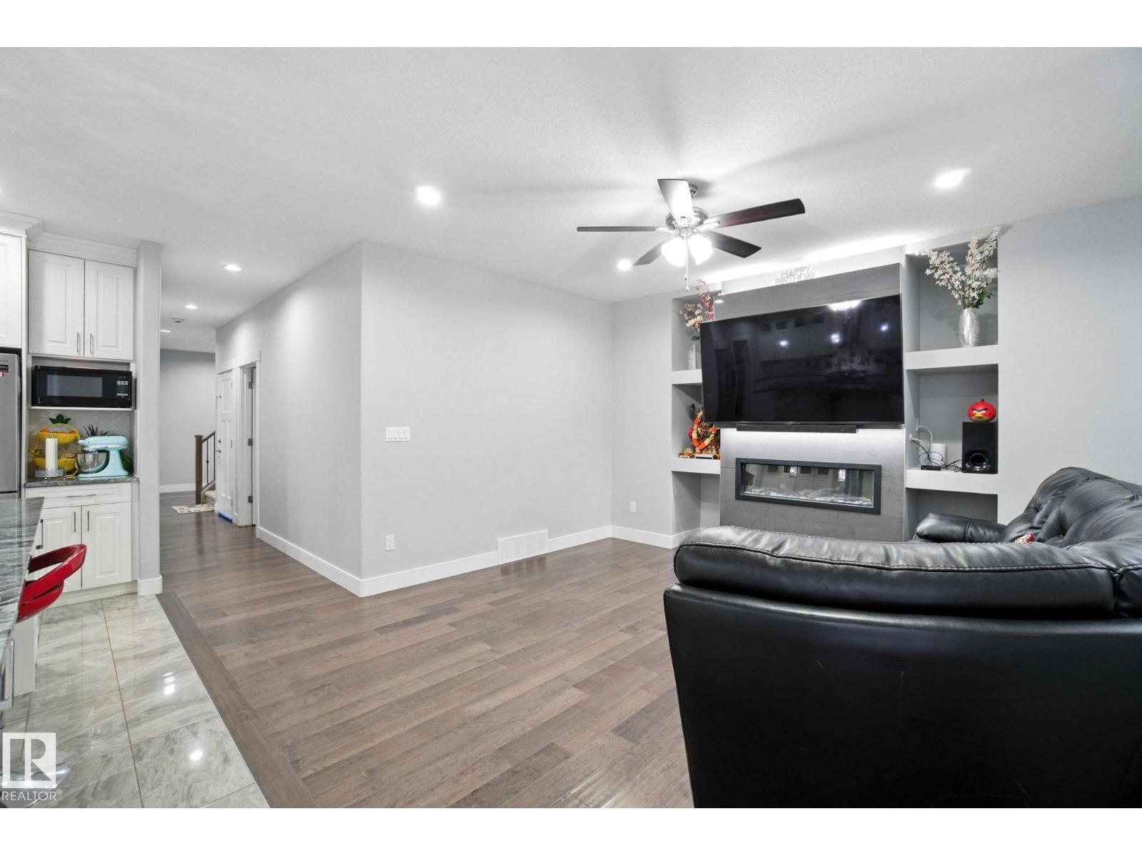 Property at 2419 17 AV NW image 4