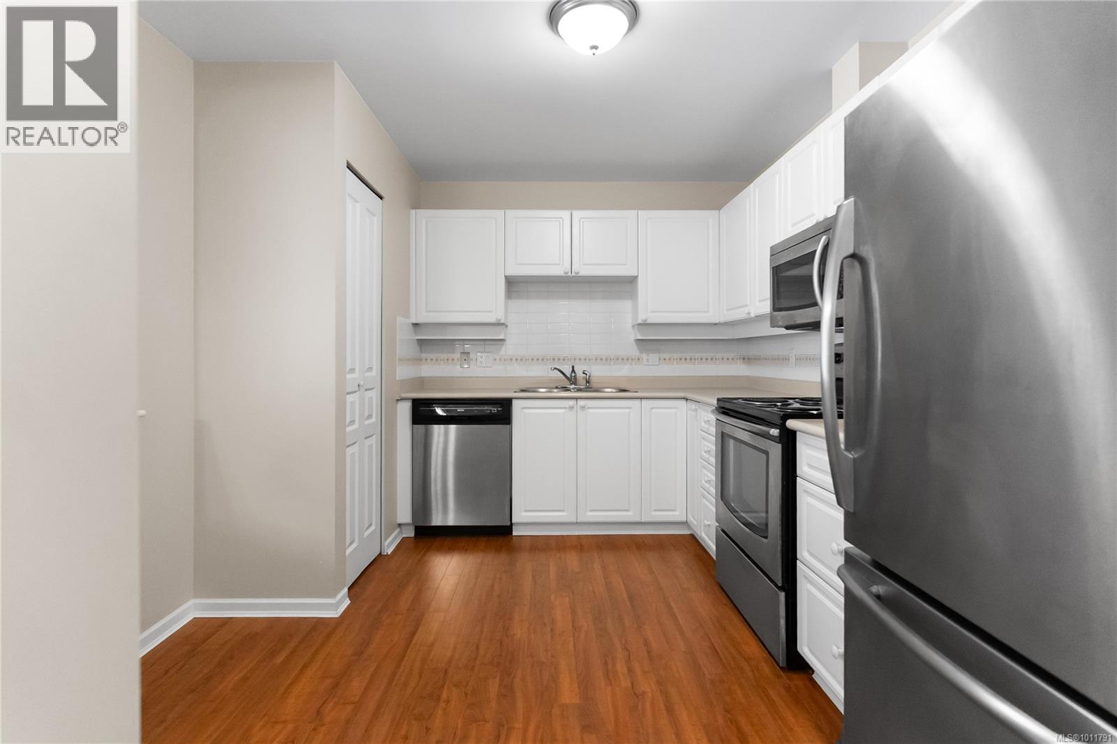 402 5650 Edgewater Lane, Nanaimo, British Columbia  V9T 6K1 - Photo 2 - 1011791