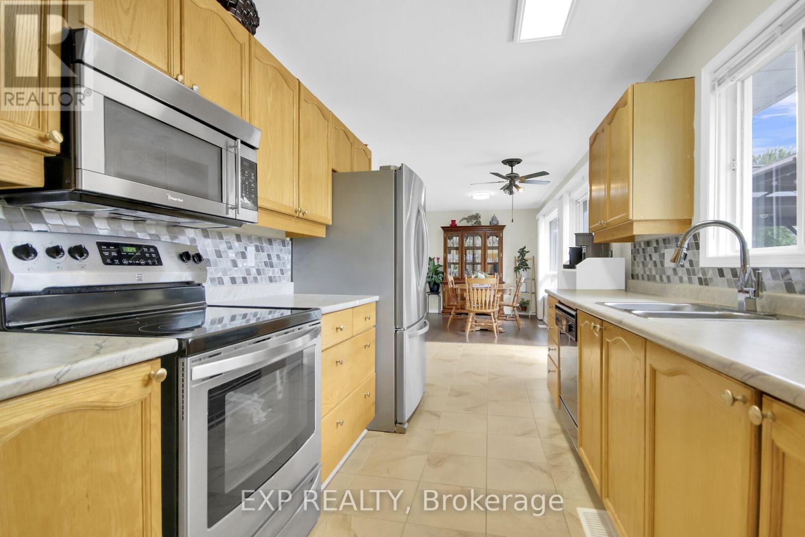 6454 Waterbury Lane, Ottawa, Ontario  K0A 2T0 - Photo 10 - X12359764