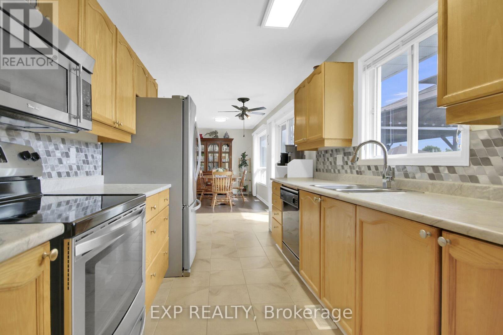 6454 Waterbury Lane, Ottawa, Ontario  K0A 2T0 - Photo 12 - X12359764