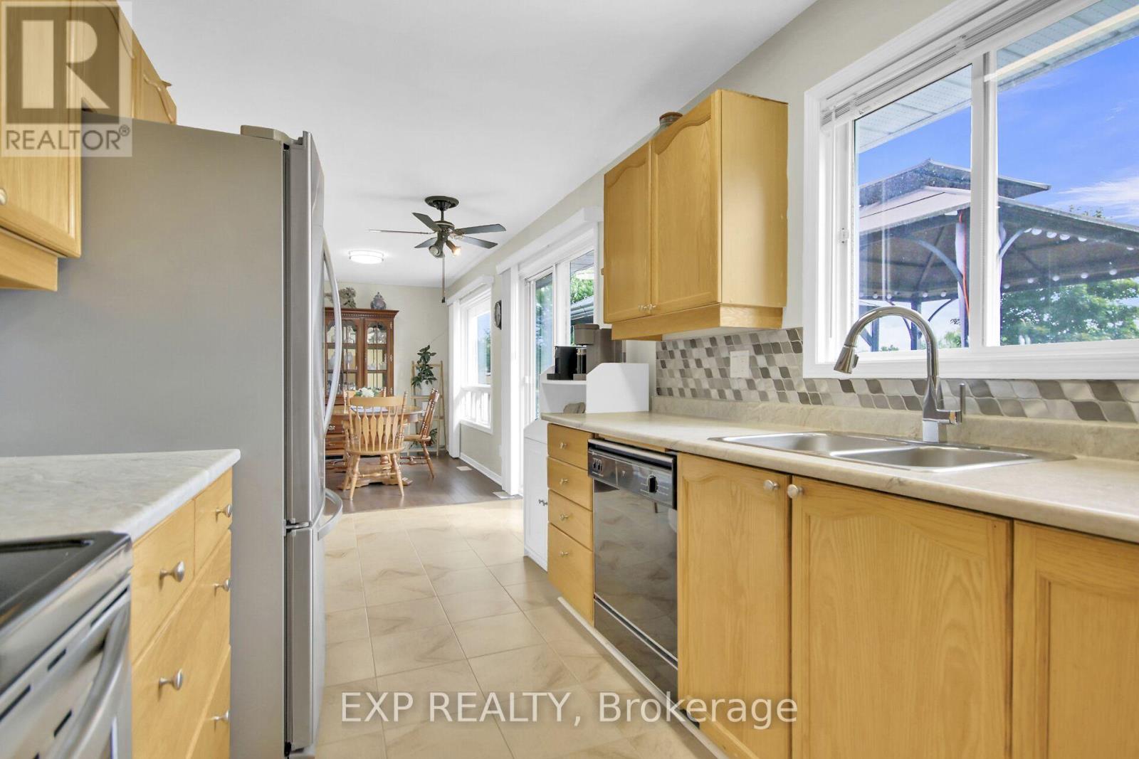 6454 Waterbury Lane, Ottawa, Ontario  K0A 2T0 - Photo 9 - X12359764