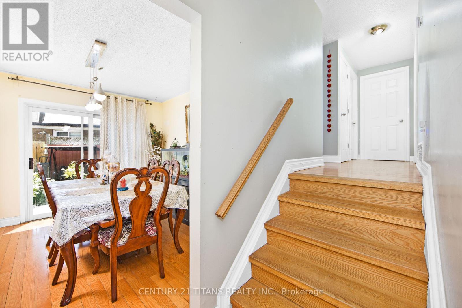 7606 Netherwood Road, Mississauga, Ontario  L4T 2P1 - Photo 12 - W12359572