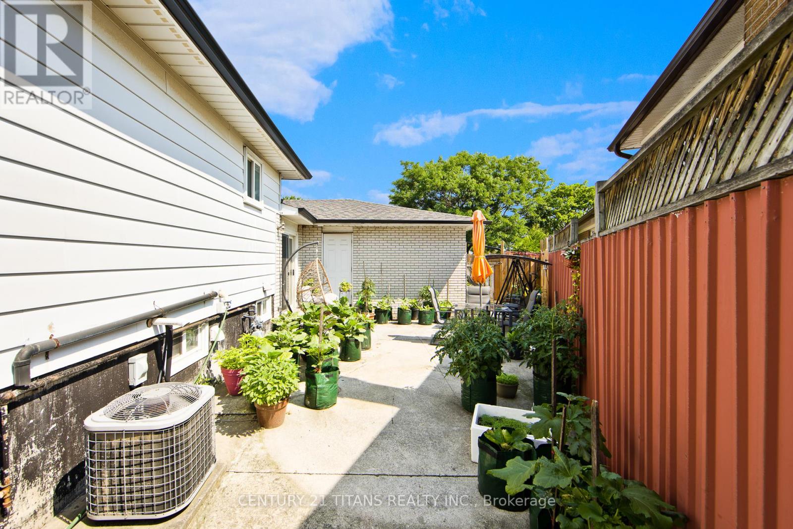 7606 Netherwood Road, Mississauga, Ontario  L4T 2P1 - Photo 23 - W12359572