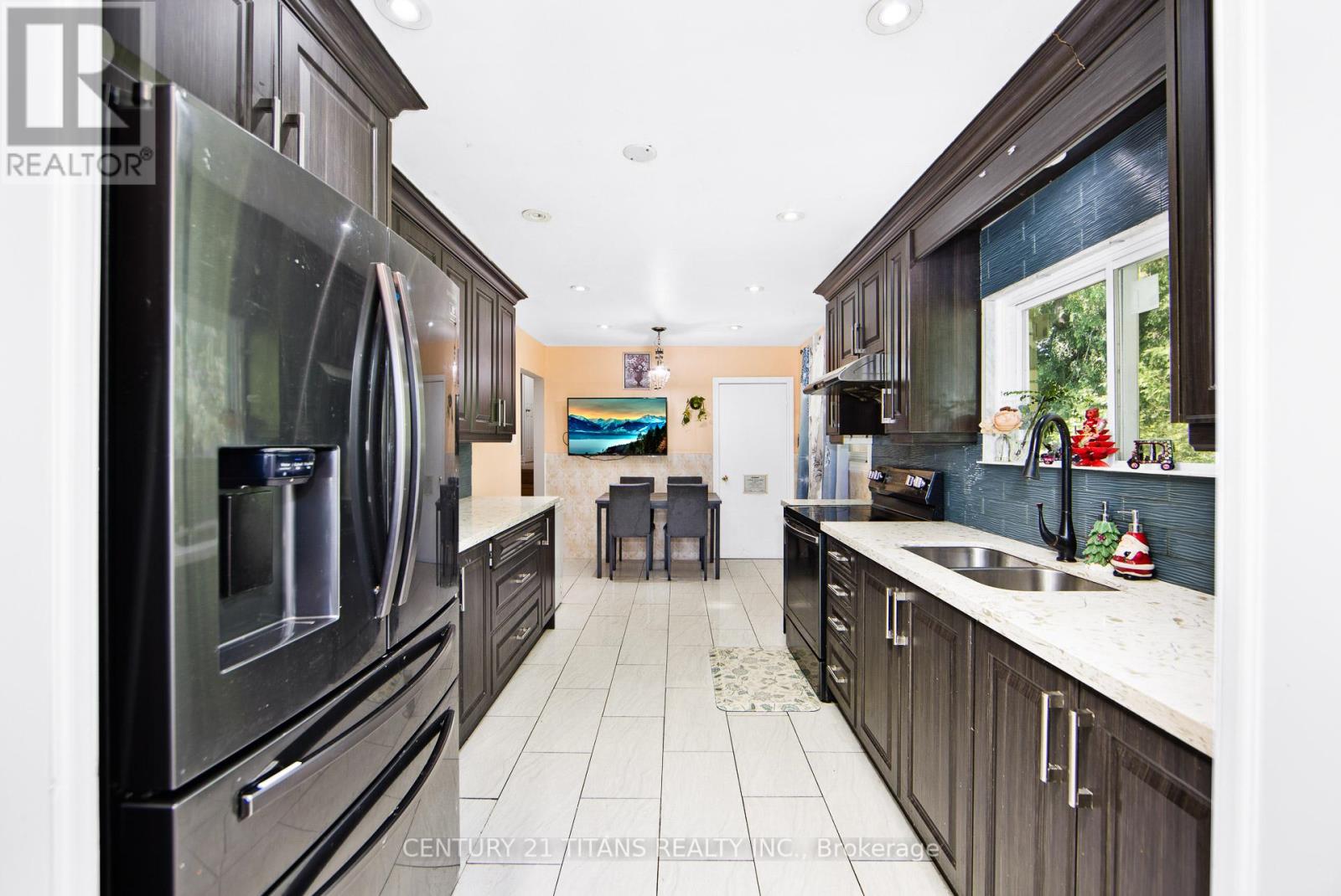 7606 Netherwood Road, Mississauga, Ontario  L4T 2P1 - Photo 7 - W12359572