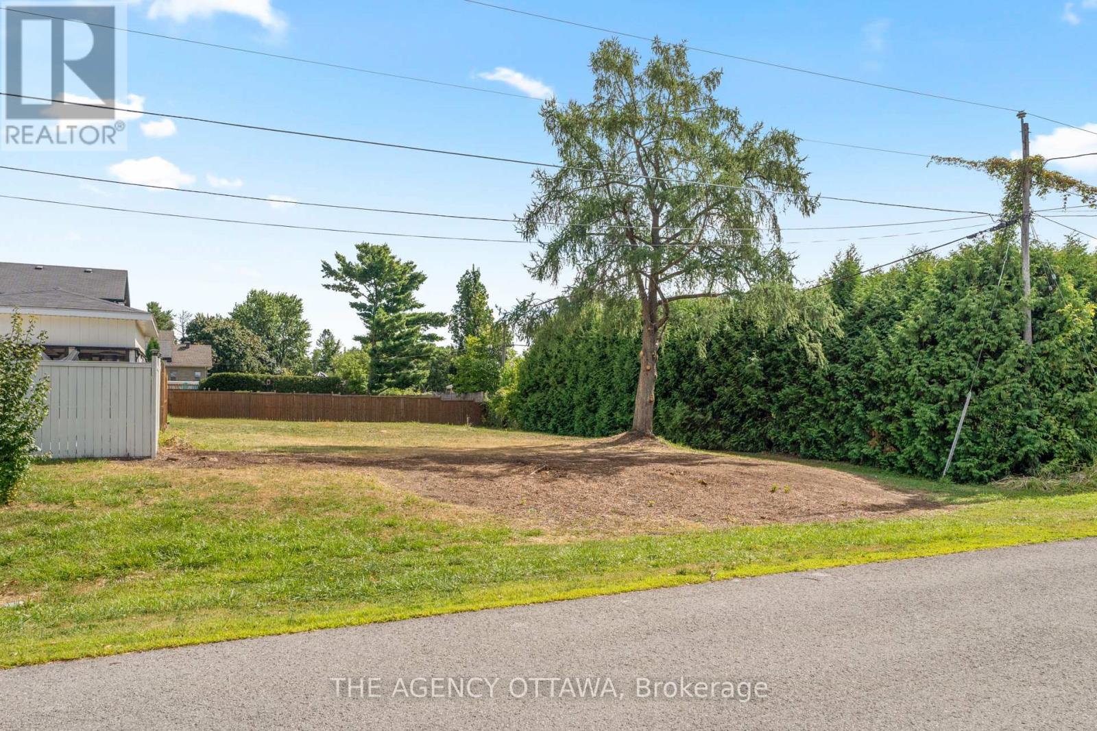9 Doris Avenue, Ottawa, Ontario  K1T 3W8 - Photo 2 - X12359802