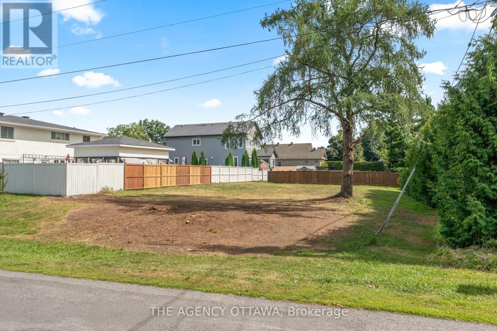9 Doris Avenue, Ottawa, Ontario  K1T 3W8 - Photo 3 - X12359802
