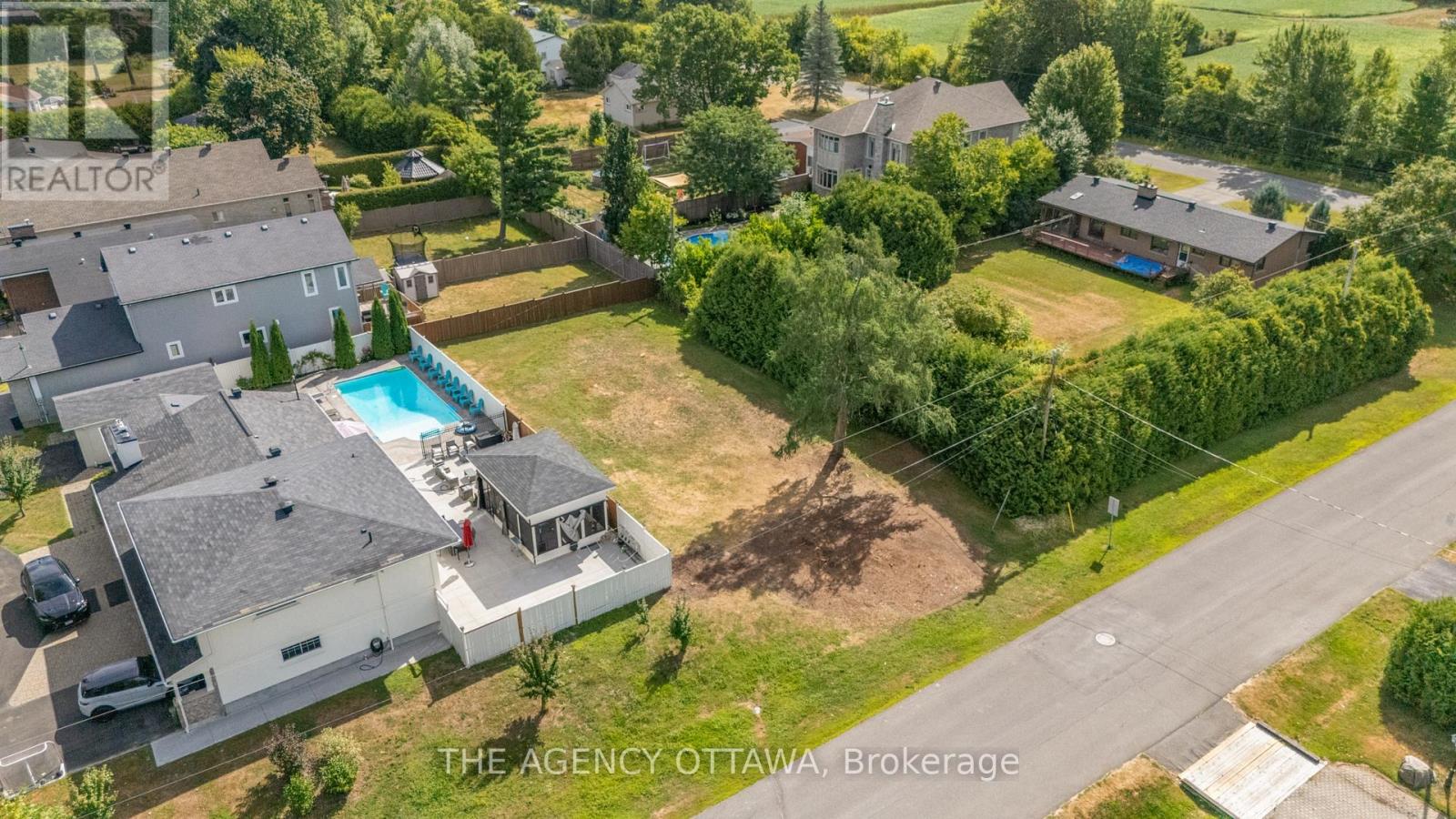 9 Doris Avenue, Ottawa, Ontario  K1T 3W8 - Photo 4 - X12359802