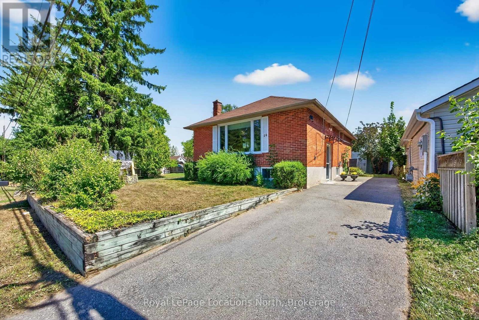 19 70th Street N, Wasaga Beach, Ontario  L9Z 1T6 - Photo 2 - S12359804