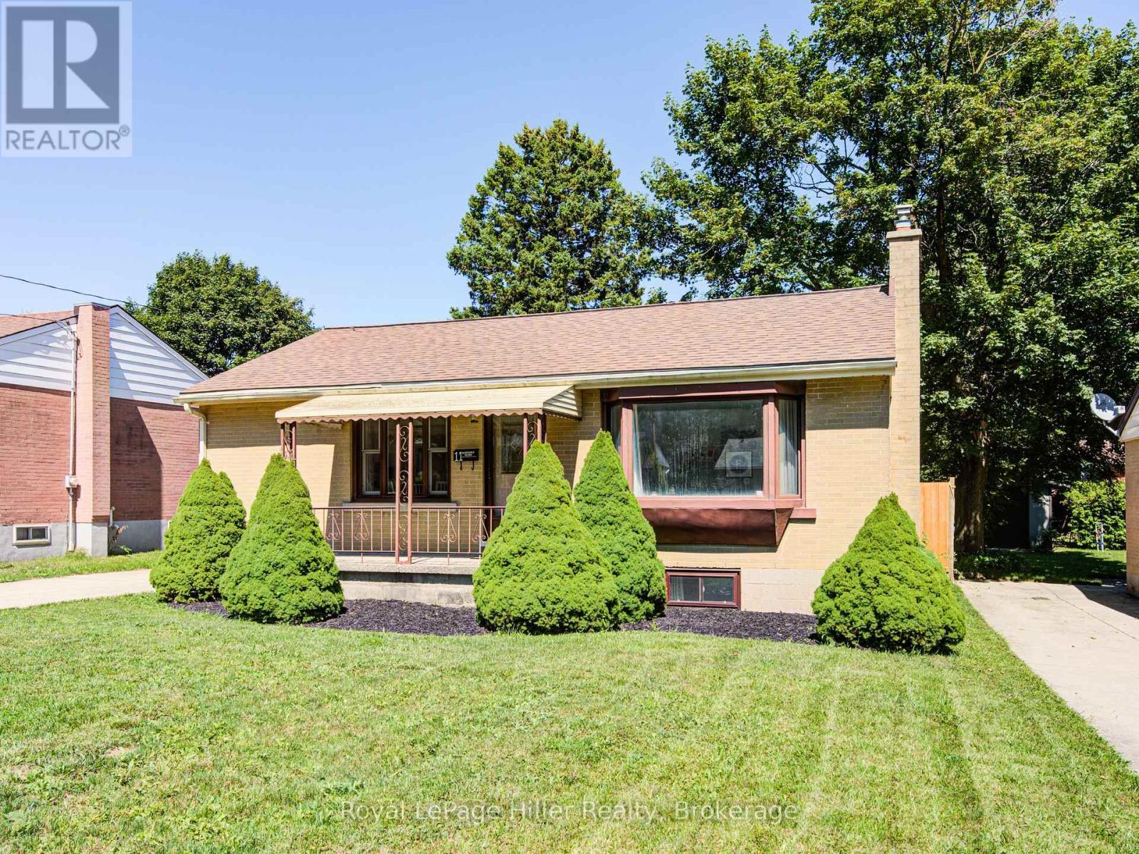 11 Warwick Road, Stratford, Ontario  N5A 6E6 - Photo 3 - X12359792