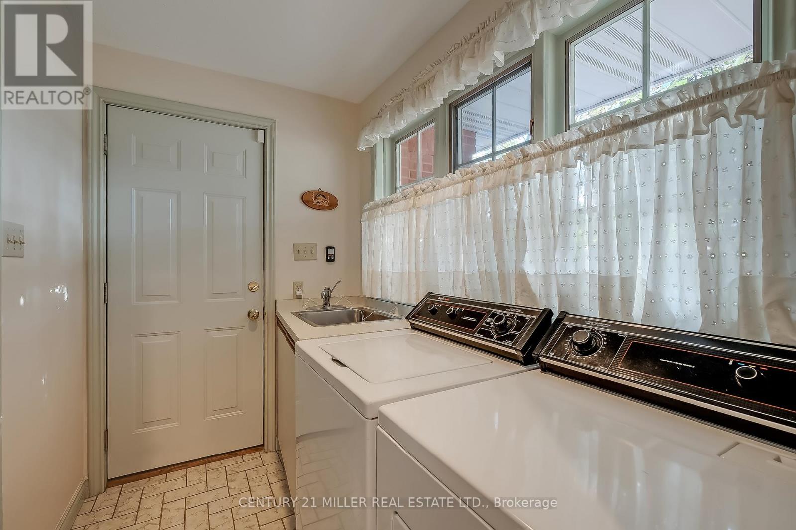 1296 Cumnock Crescent, Oakville, Ontario  L6J 2N7 - Photo 33 - W12359713