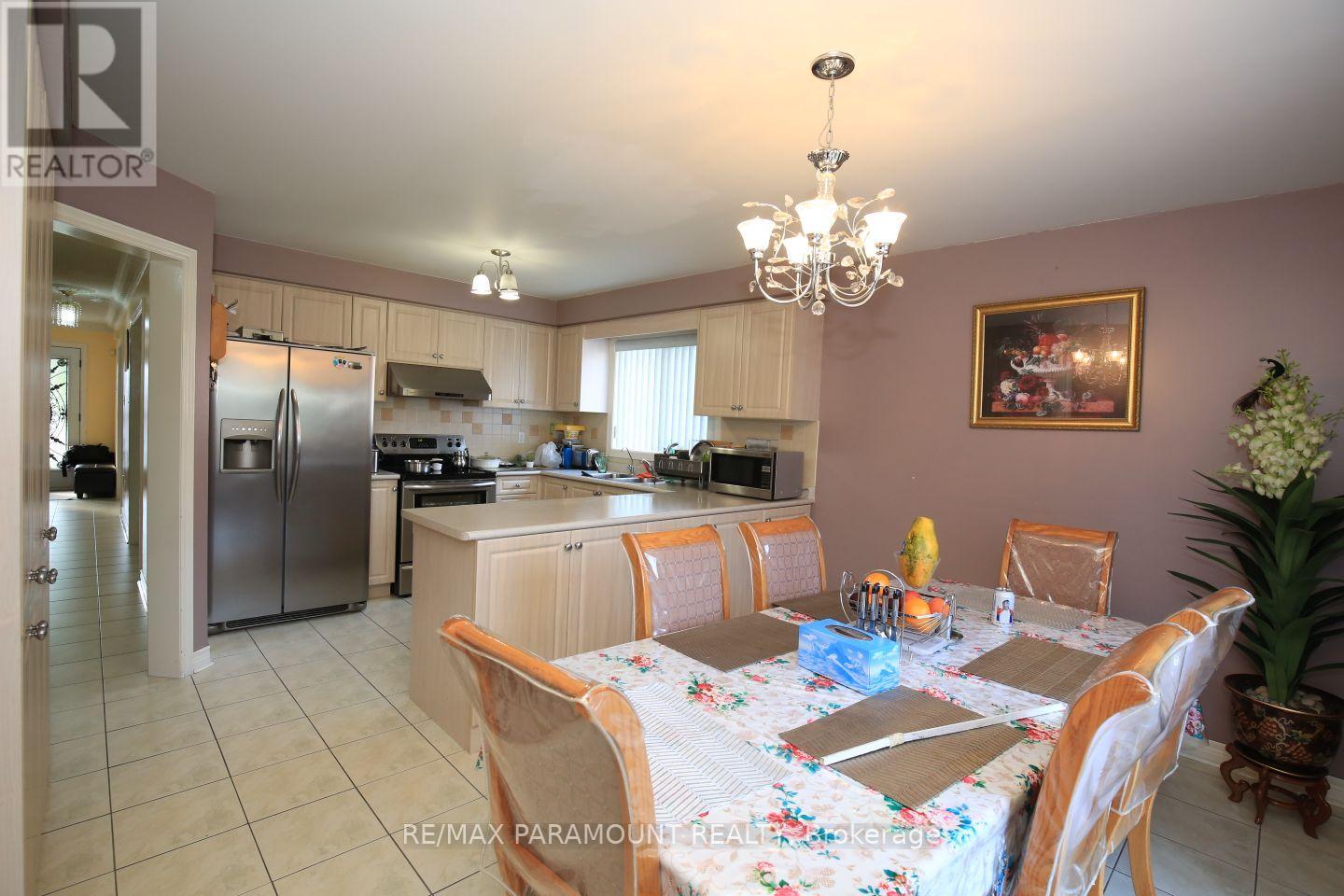 Upper - 39 Octillo Boulevard, Brampton, Ontario  L6R 2P6 - Photo 3 - W12359752