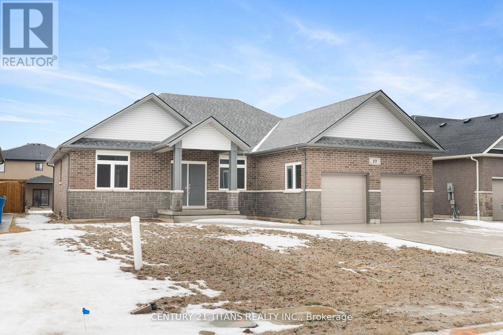 19 Tracy Drive, Chatham-Kent, Ontario  N7M 6G2 - Photo 2 - X12359716