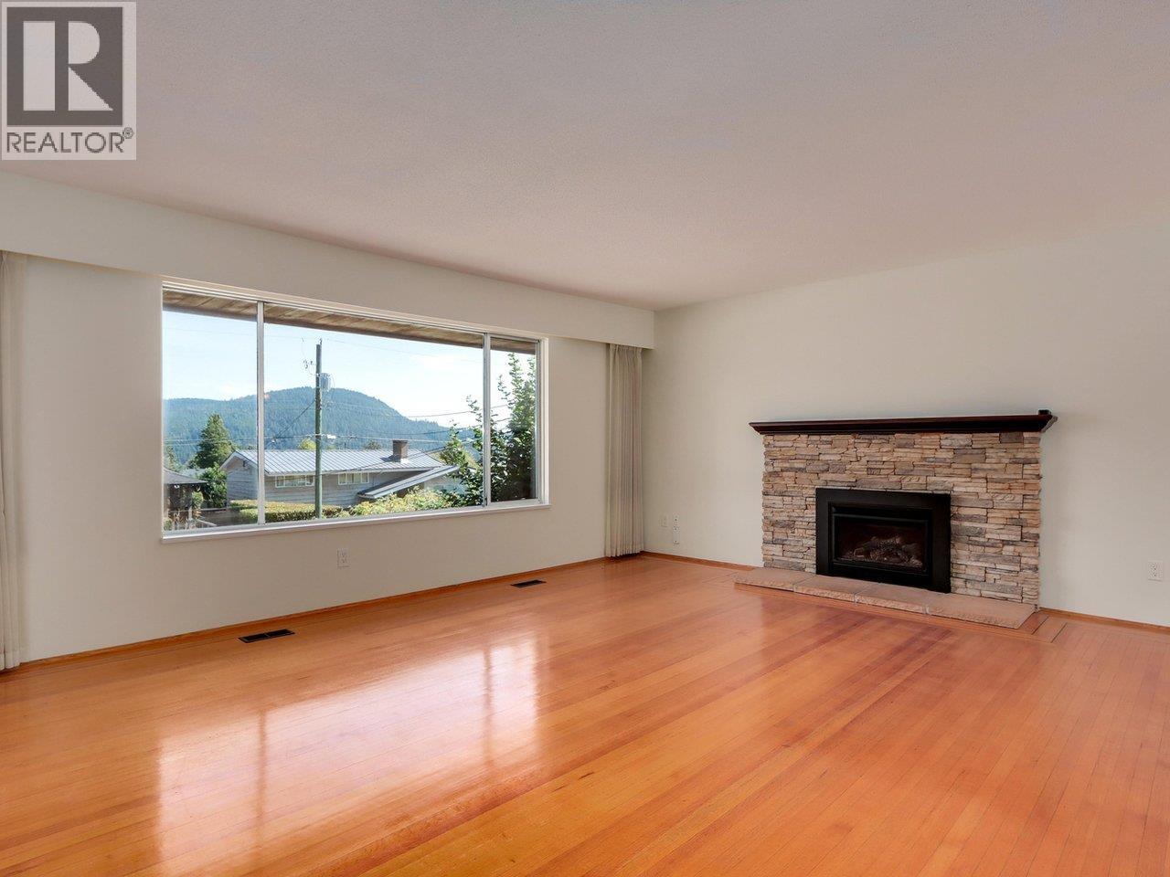 Property at 893 HUNTINGDON CRESCENT image 2
