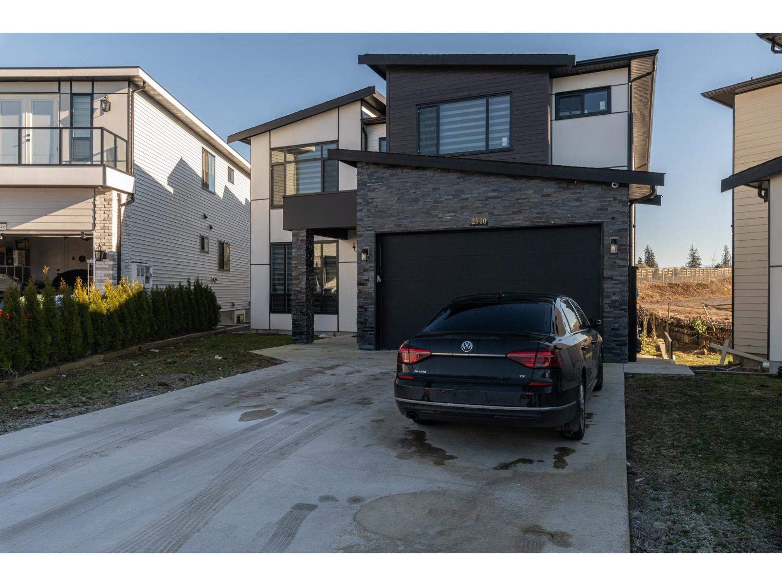 2540 Terminal Court, Abbotsford, British Columbia  V4X 1L9 - Photo 2 - R3039591