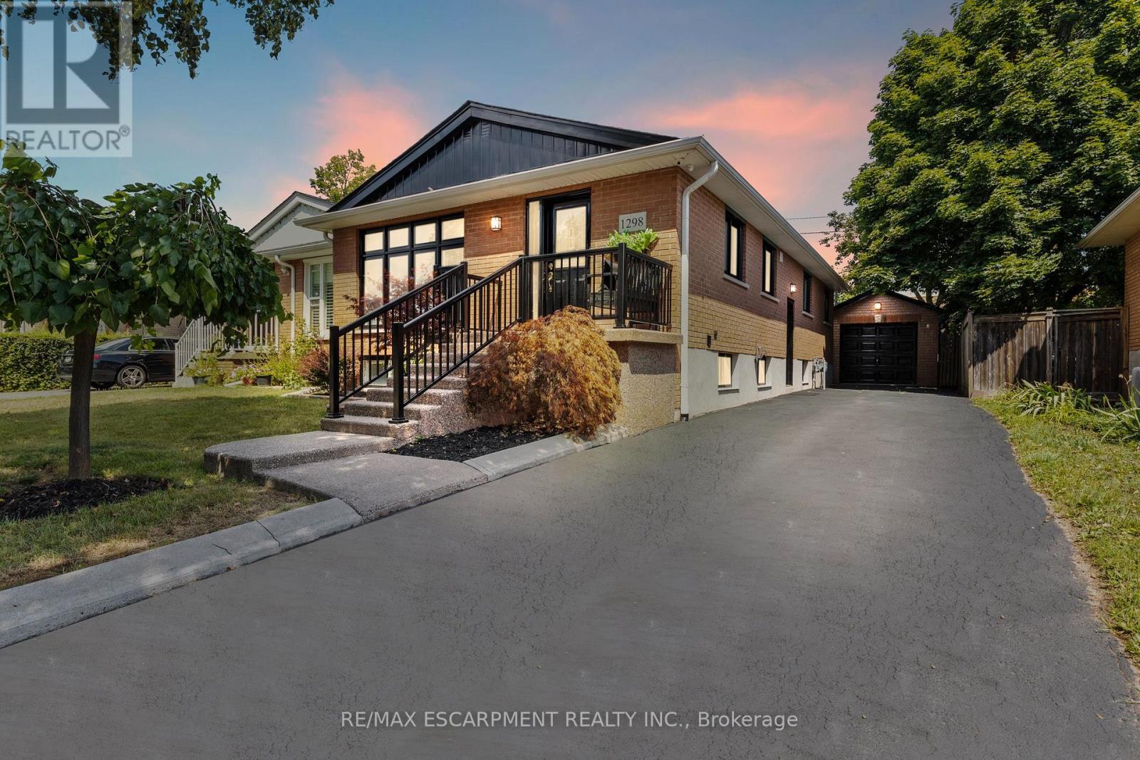 Property at 1298 NAPIER CRESCENT image 1