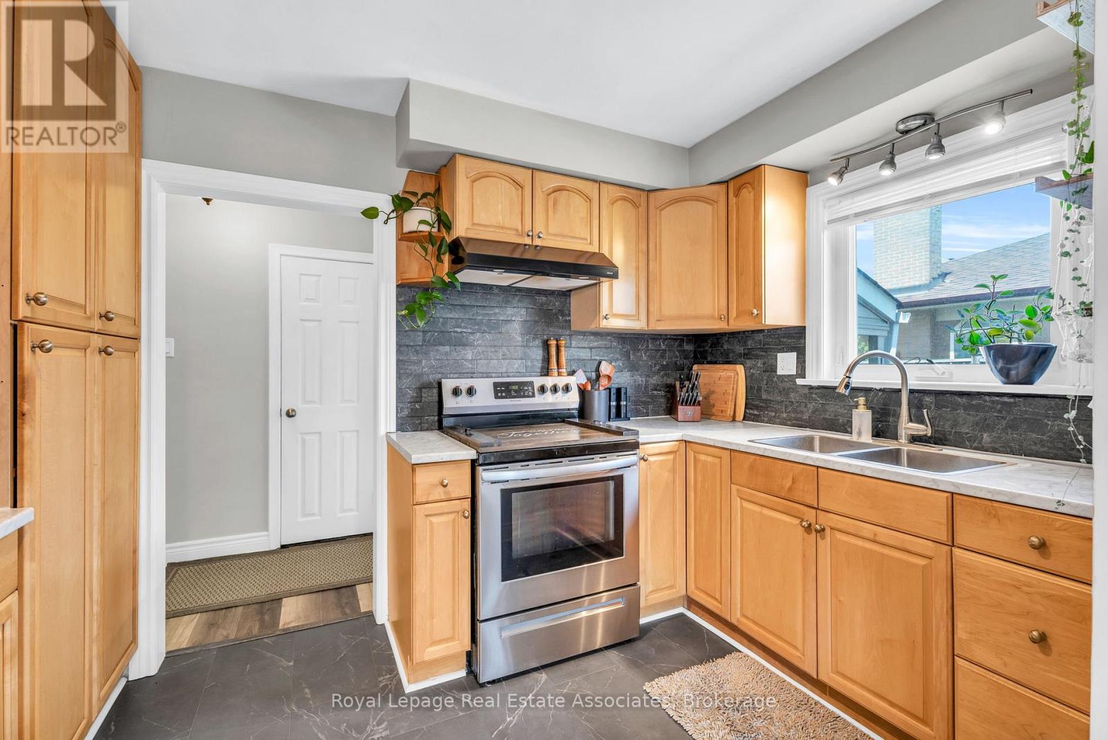 21 Bairstow Crescent, Halton Hills (Georgetown), Ontario  L7G 1L9 - Photo 8 - W12359862
