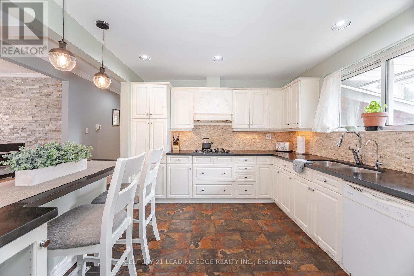 586 Curzon Avenue, Mississauga, Ontario  L5G 1P9 - Photo 17 - W12359889