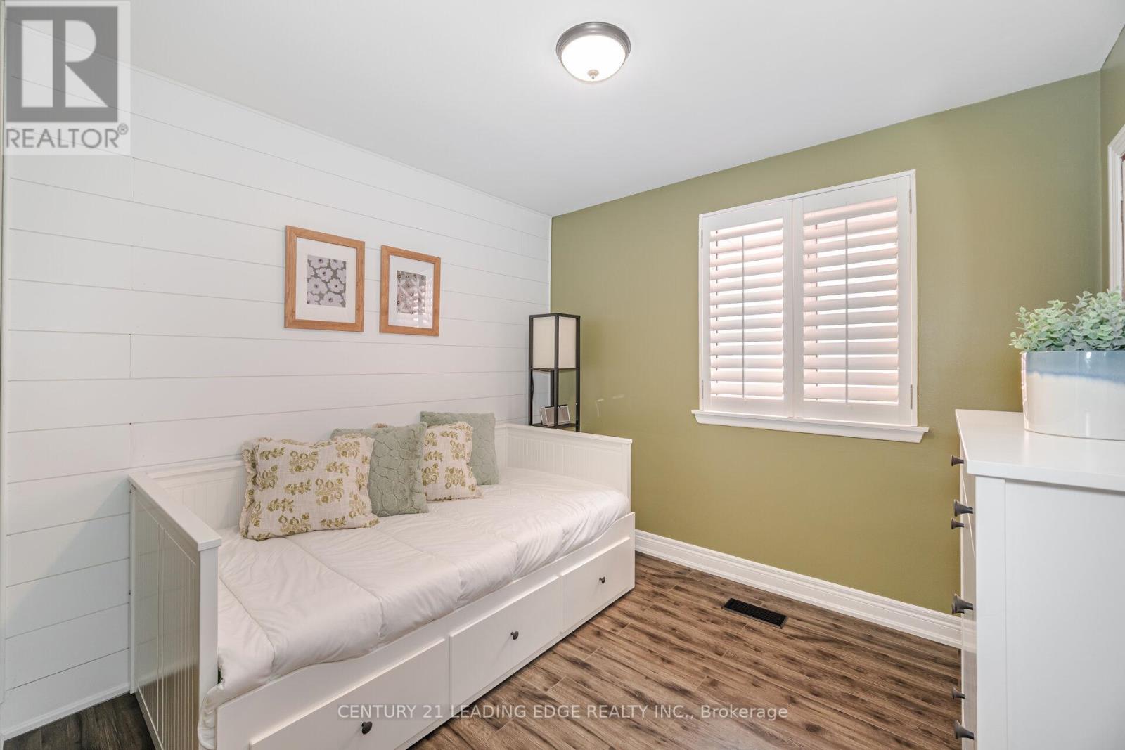 586 Curzon Avenue, Mississauga, Ontario  L5G 1P9 - Photo 23 - W12359889