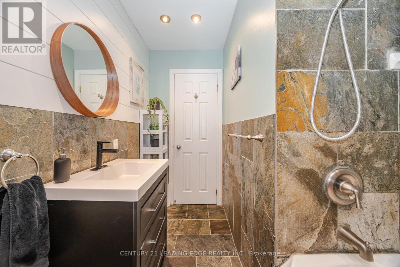 586 Curzon Avenue, Mississauga, Ontario  L5G 1P9 - Photo 26 - W12359889