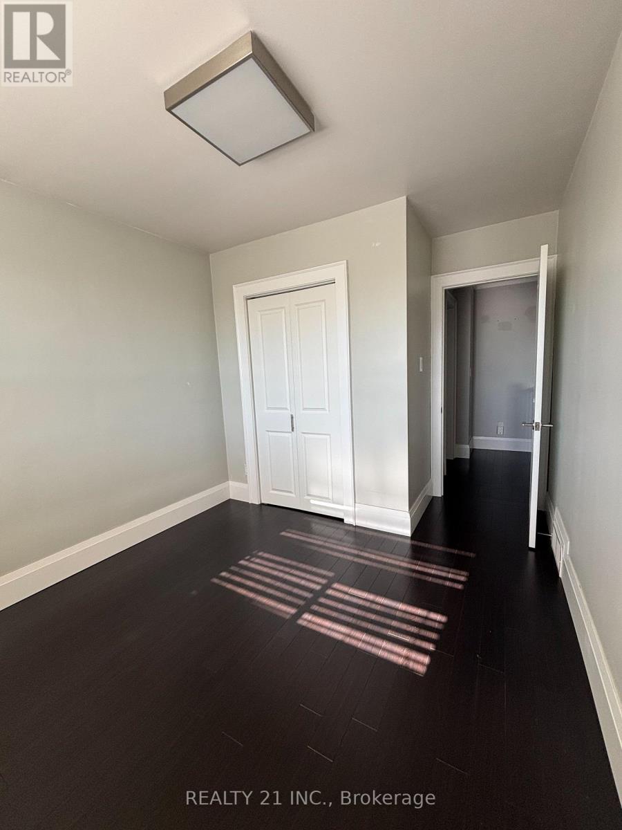 18 Whitbread Crescent, Toronto, Ontario  M3L 2A7 - Photo 4 - W12359895