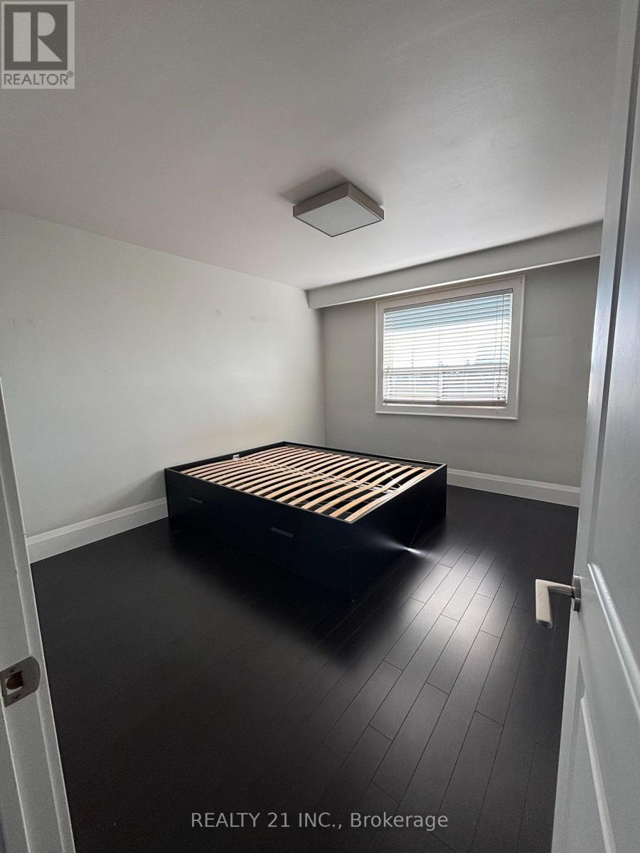 18 Whitbread Crescent, Toronto, Ontario  M3L 2A7 - Photo 5 - W12359895