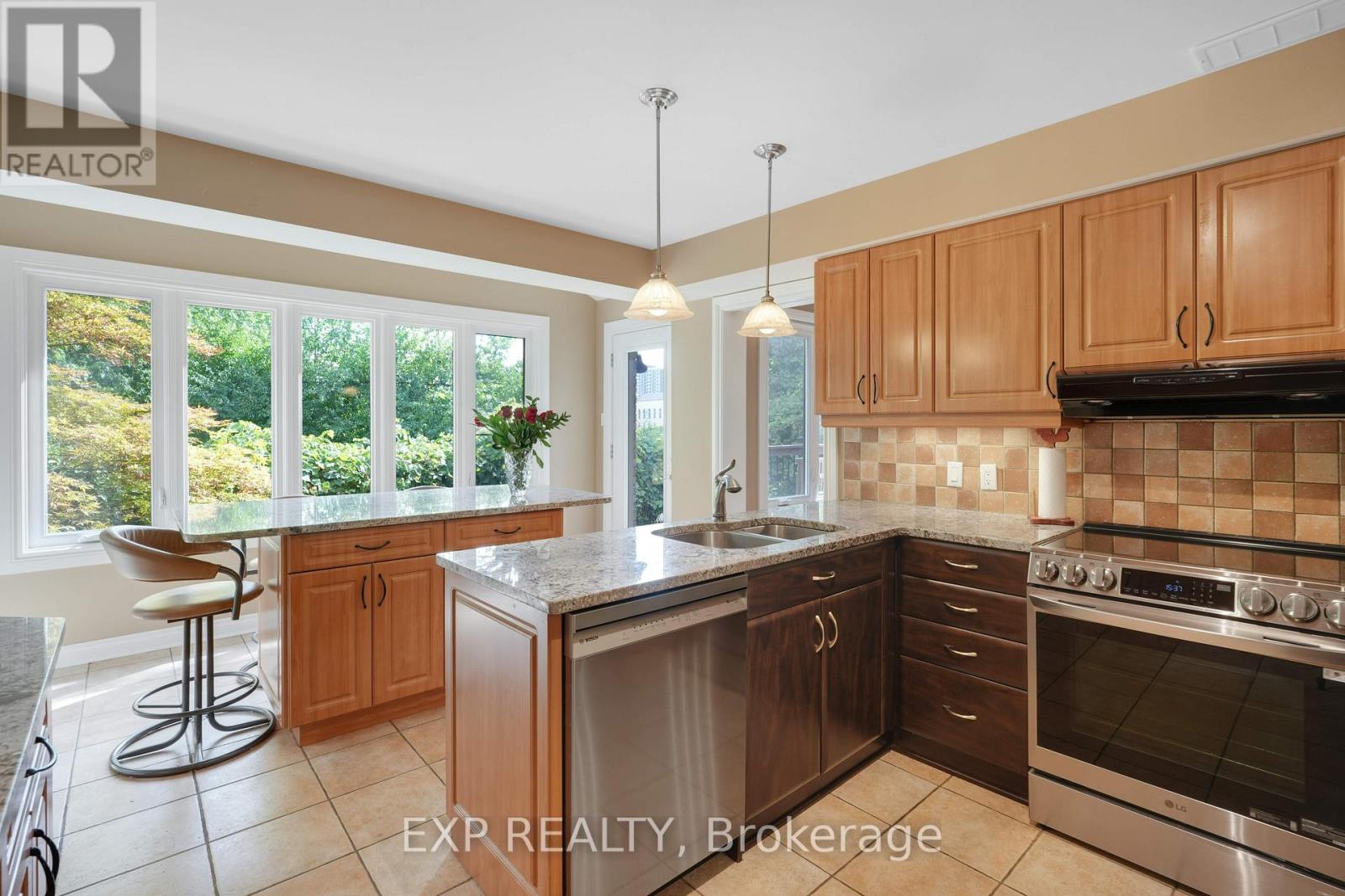 2106 Lamira Street, Ottawa, Ontario  K1H 8N9 - Photo 7 - X12358393