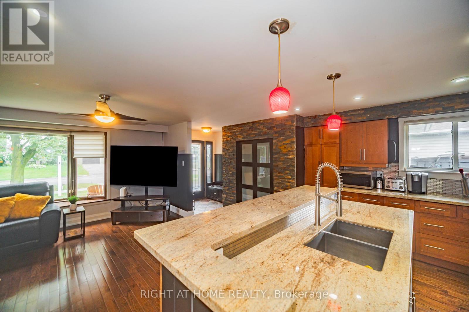 4 Devins Drive, Aurora (Aurora Heights), Ontario  L4G 2Z1 - Photo 14 - N12359846