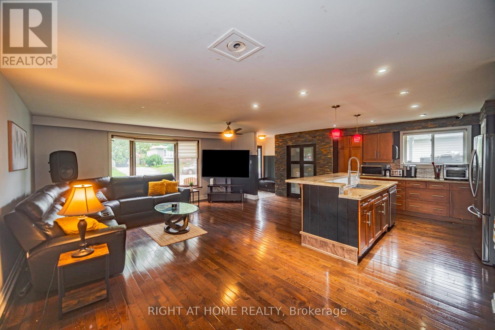4 Devins Drive, Aurora (Aurora Heights), Ontario  L4G 2Z1 - Photo 11 - N12359846