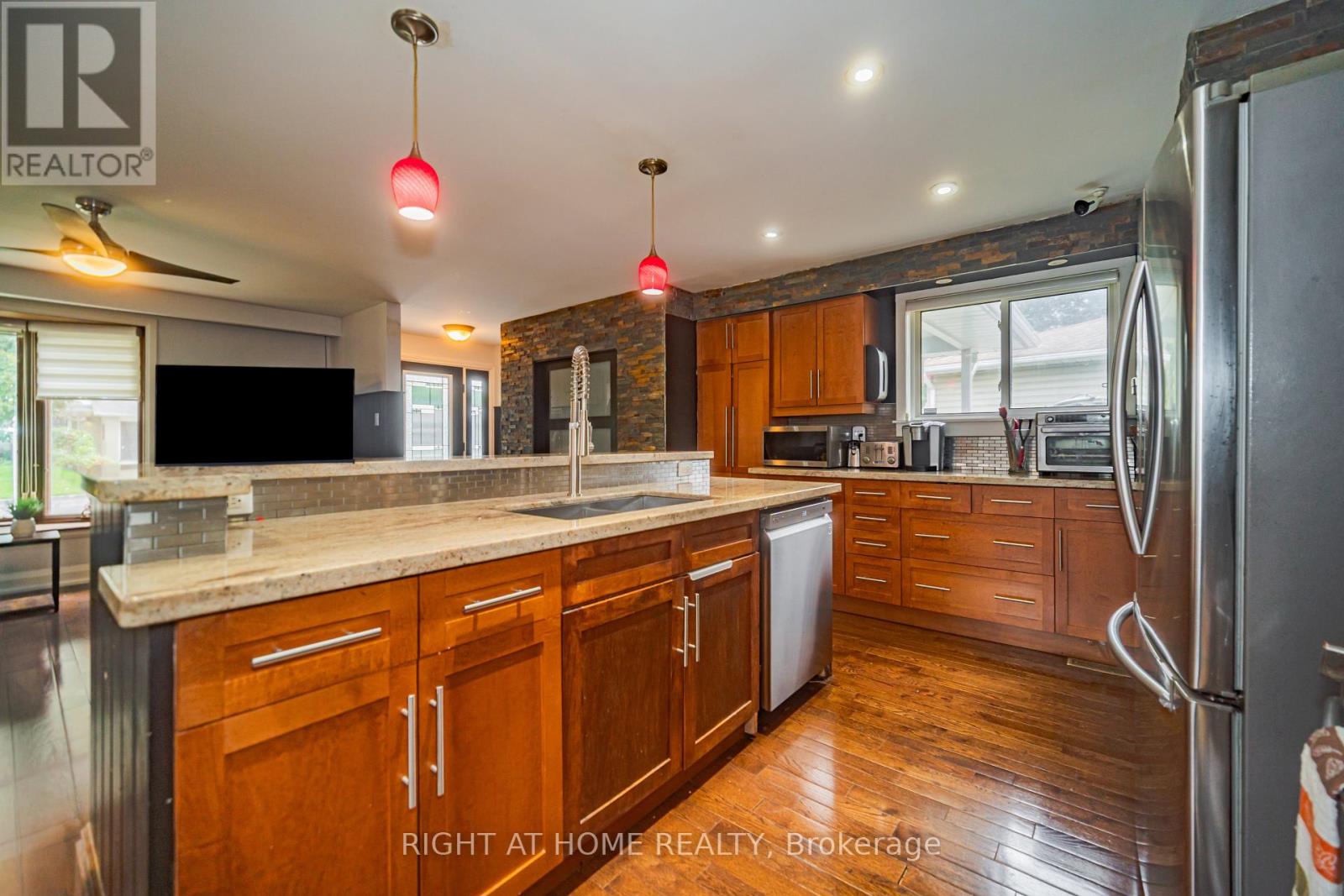 4 Devins Drive, Aurora (Aurora Heights), Ontario  L4G 2Z1 - Photo 13 - N12359846