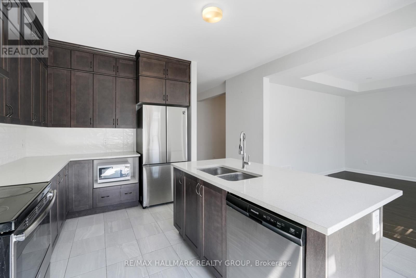 68 Ralph Erfle Way, Ottawa, Ontario  K2J 6V5 - Photo 18 - X12360066