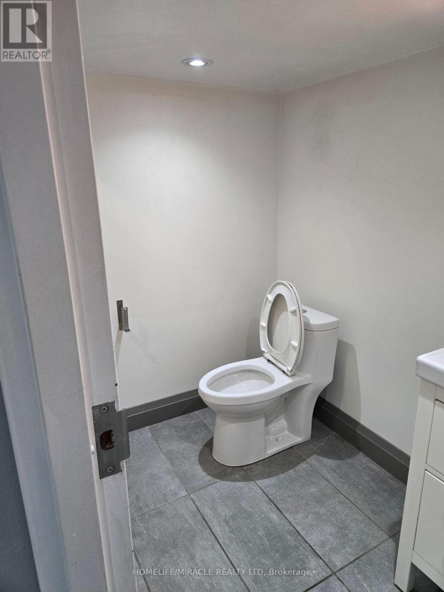 53 Fresh Spring Drive, Brampton, Ontario  L6R 3H8 - Photo 5 - W12359963
