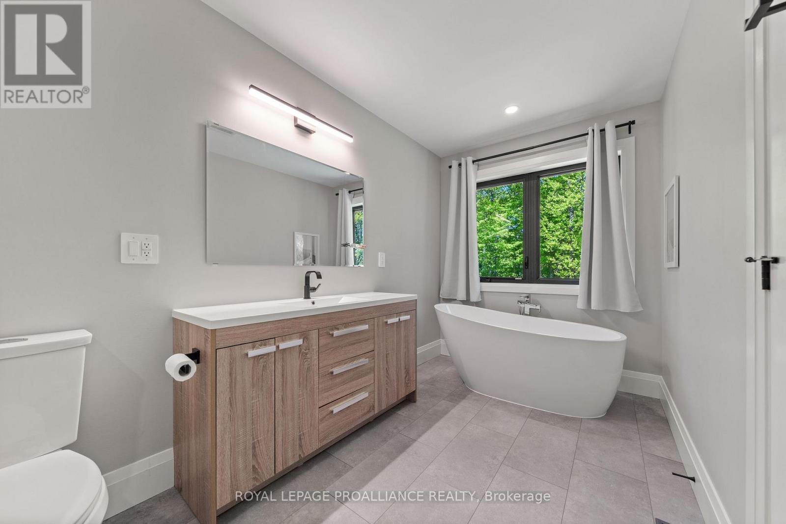 21514 Loyalist Parkway, Prince Edward County, Ontario  K0K 1L0 - Photo 31 - X12360034